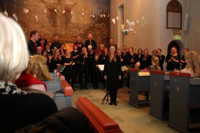 Her ser vi Rikshospitalets kor saman med Torshov Kvinnelige Vokalensemble etter den store julekonserten vår 16. desember 2014. Dirigent Karolina Wiśniewska i spissen.